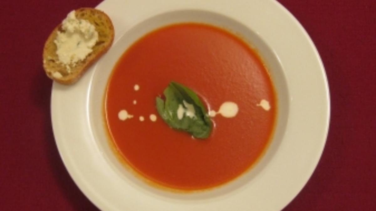 Das perfekte Dinner Rezepte - Tomatensuppe mit Schafskäse-Croutons