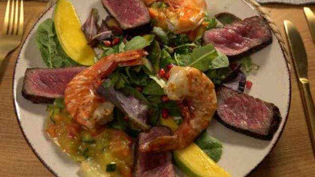 Das perfekte Dinner Rezepte - Surf and Turf mit Mangosalsa auf Pflücksalat