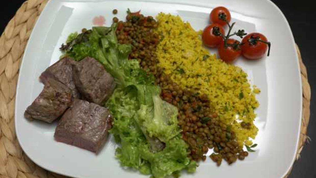 Das perfekte Dinner Rezepte - Lammlachs mit Bulgur, Linsen und Minzjoghurt