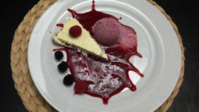 Das perfekte Dinner Rezepte - Cheesecake mit Himbeerkulis und Beeren-Eis