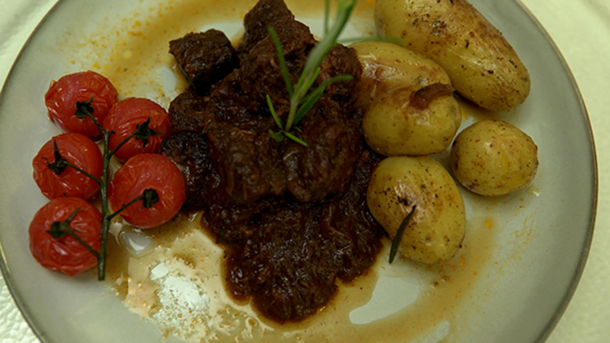 Das perfekte Dinner Rezepte - Gulasch mit Röstkartoffeln