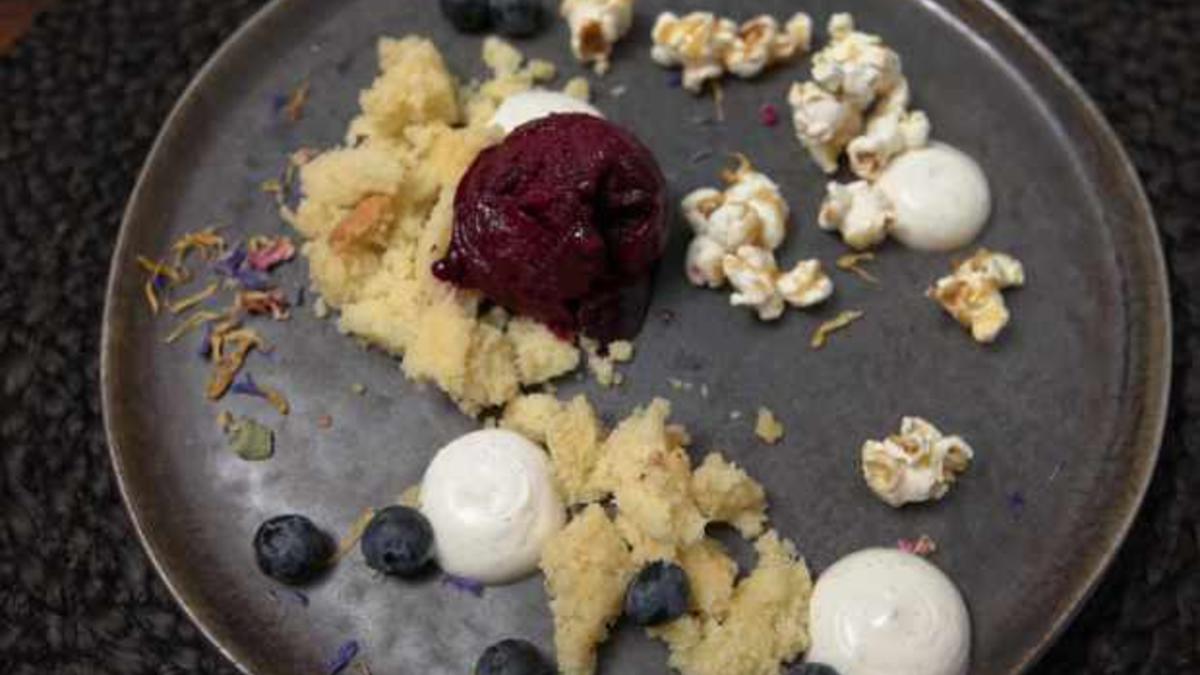 Das perfekte Dinner Rezepte - Blaubeereis und Joghurtcreme mit Schokoerde
