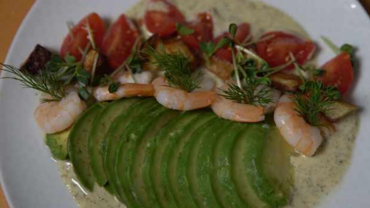 Das perfekte Dinner Rezepte - Salat aus Datteltomaten, Avocado ...