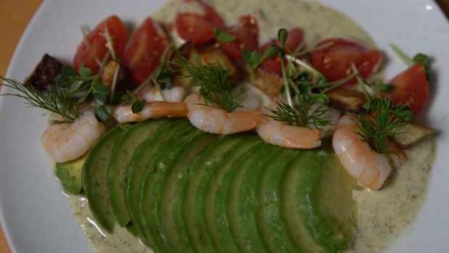 Das perfekte Dinner Rezepte - Salat aus Datteltomaten, Avocado ...