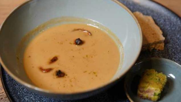 Rezept: Pilzsuppe mit Kräuterpraline