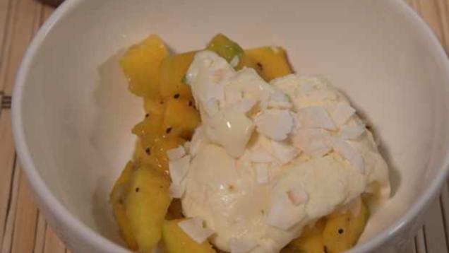 Rezept: Kokos-Eis und Mango-Kiwi-Salat