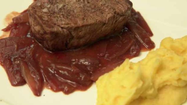 Rezept: Rinderfilet auf Rotweinschalotten mit Kartoffelstampf