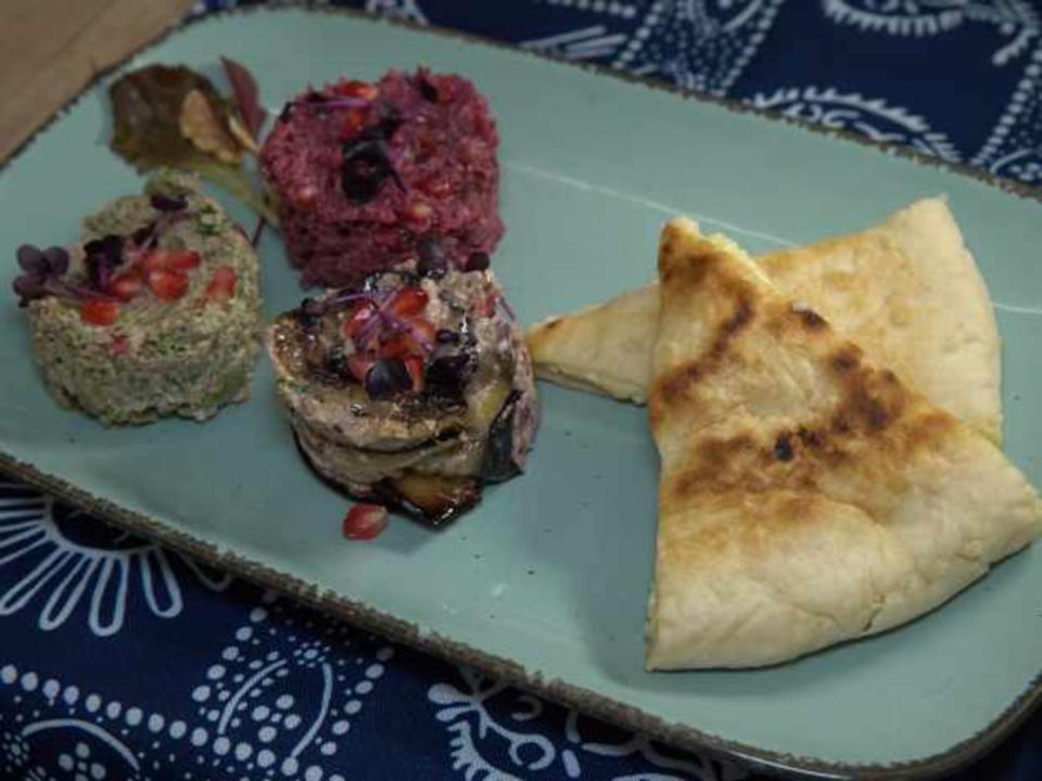 Chatschapuri mit Auberginenrolle und Rote Beete-Dip