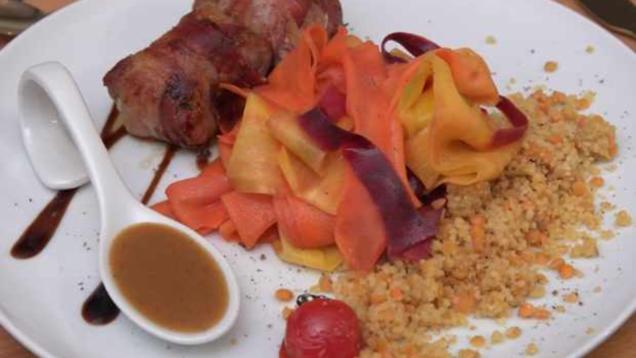 Rezept: Schweinefiletmedaillons mit Karottensalat und rote Linsen Beilage