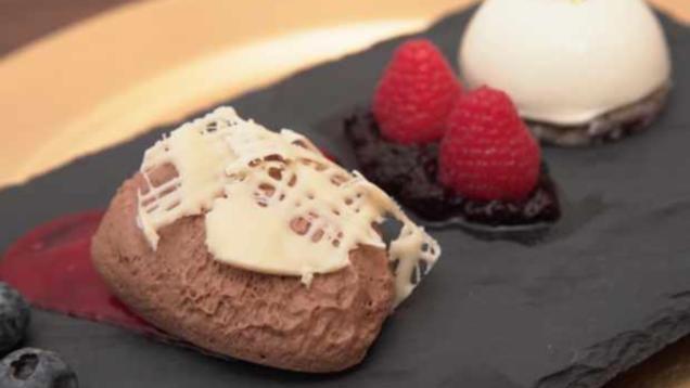 Rezept: Heidelbeertörtchen mit Mousse au Chocolat an Fruchtspiegel