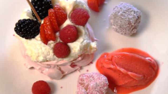 Rezept: Pink Berry Pavlovas mit Raspberry Sorbet und Mini Lamingtons
