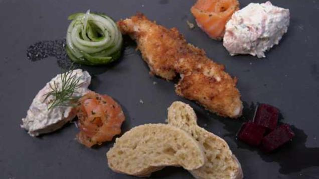 Rezept: Fisch mit Baguette, Rote Bete und Gurkensalat
