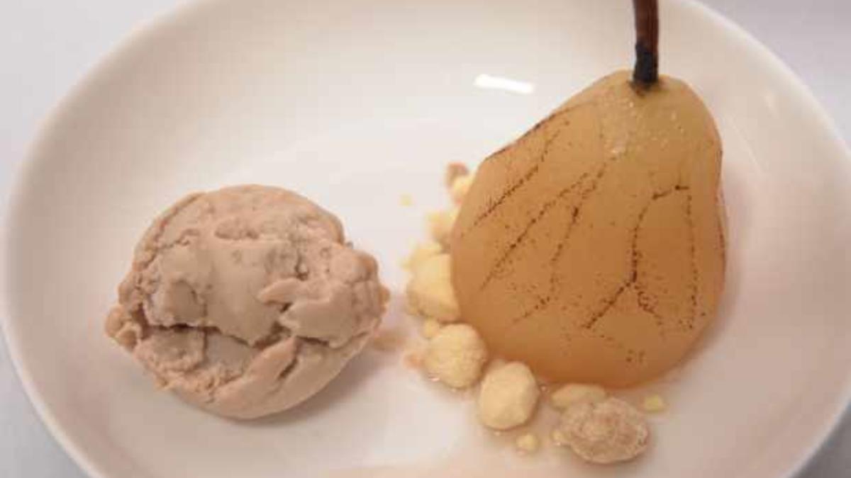Das perfekte Dinner Rezepte - Pochierte Birne mit Haselnuss-Eis