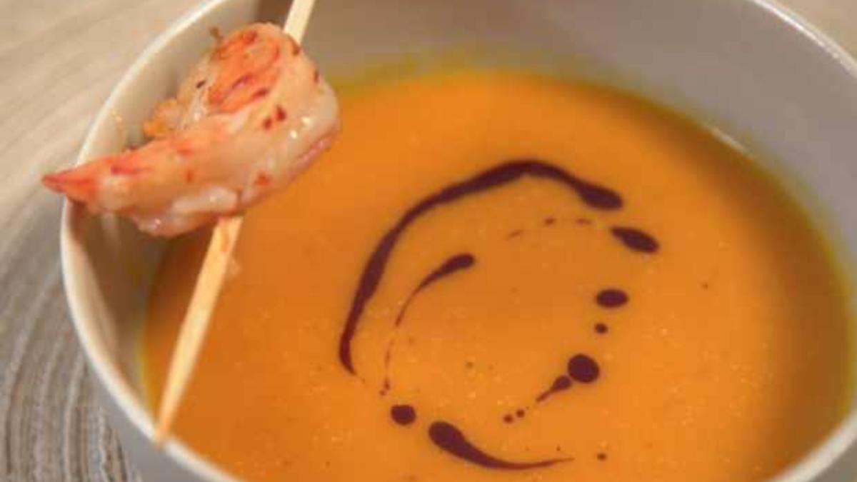 Das perfekte Dinner Rezepte - Kürbis-Möhren-Ingwer-Suppe mit Garnelenspieß