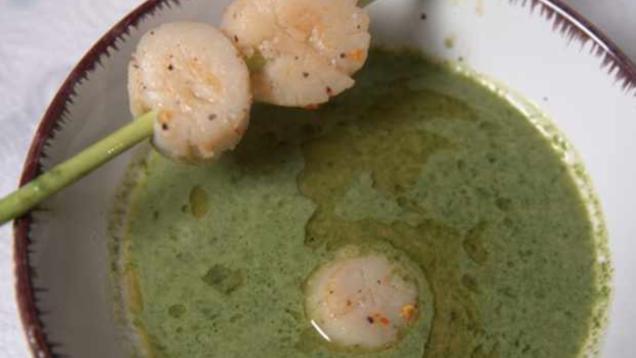 Rezept: Kokos-Spinat-Suppe mit Jakobsmuscheln