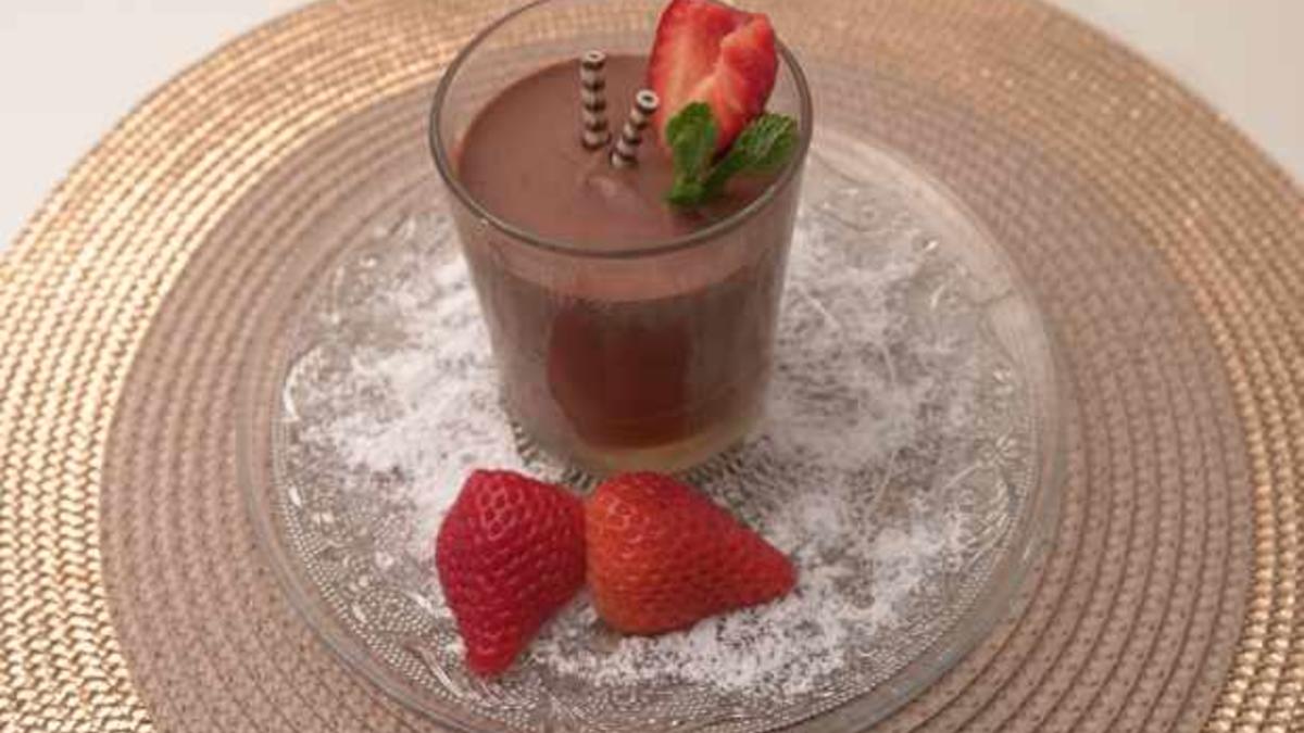 Das perfekte Dinner Rezepte - Mousse au Chocolat auf Salz-Karamell-Sauce