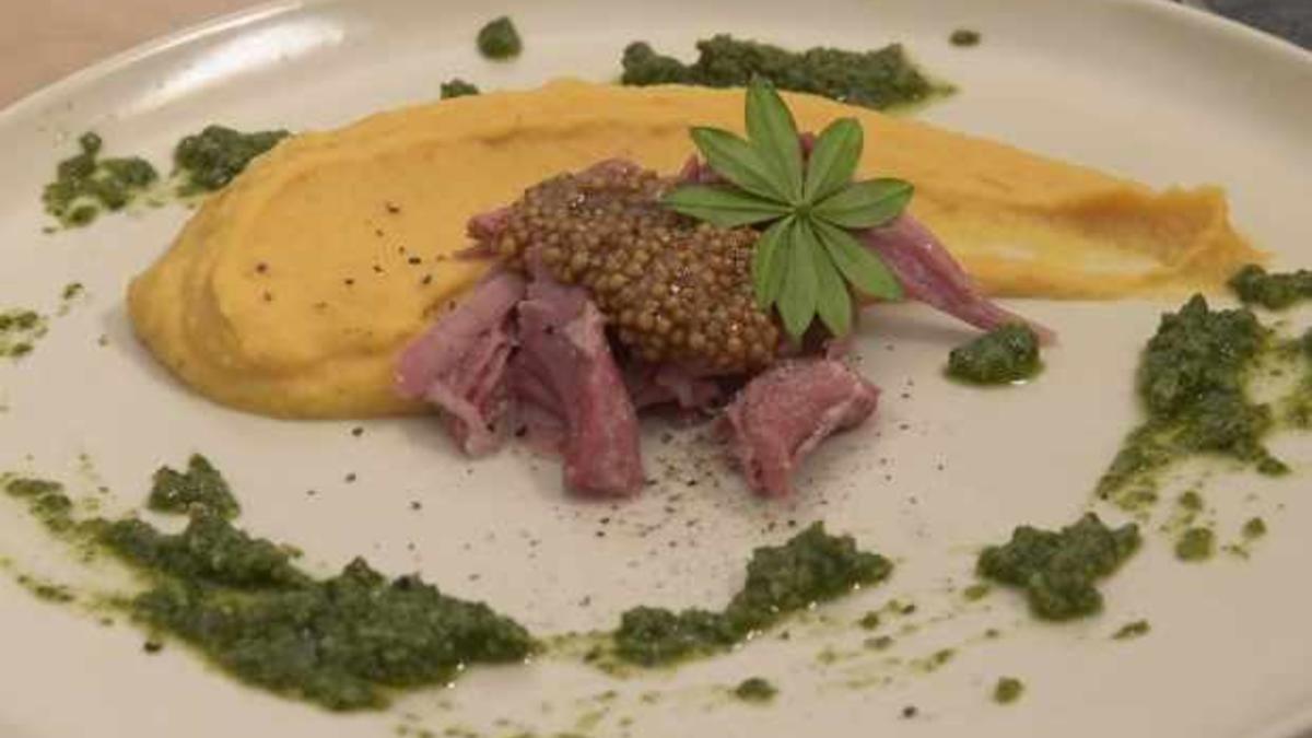 Das perfekte Dinner Rezepte - Eisbein mit Erbsenpüree, Senfkaviar und ...