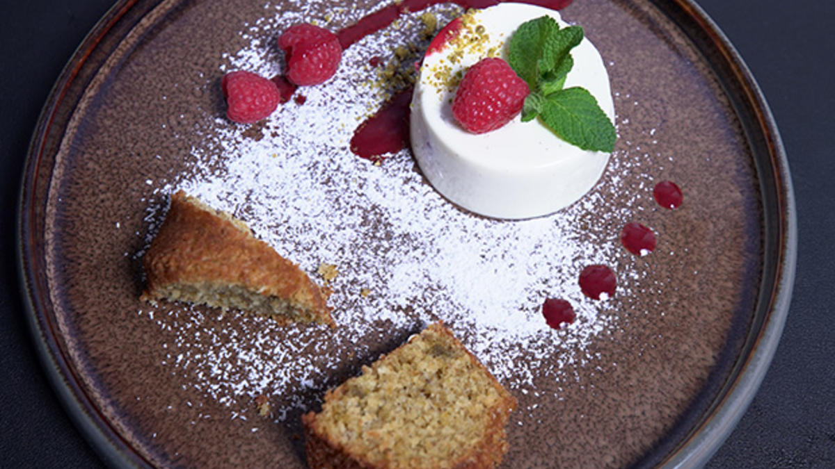 Das perfekte Dinner Rezepte - Himbeer-Kokos Panna Cotta mit Pistazien ...