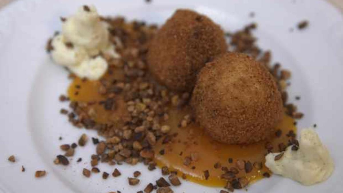 Das perfekte Dinner Rezepte - Topfenknödel auf Aprikosenboden mit Pistazien