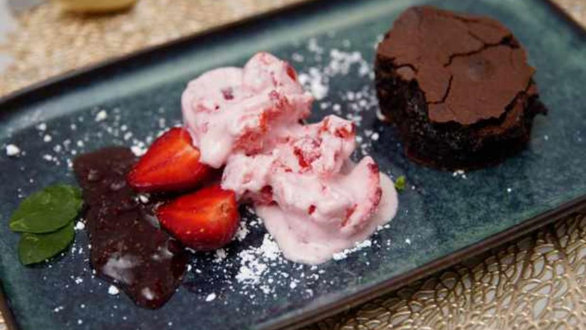 Das perfekte Dinner Rezepte - Brownie mit Erdbeer-Joghurt-Eis