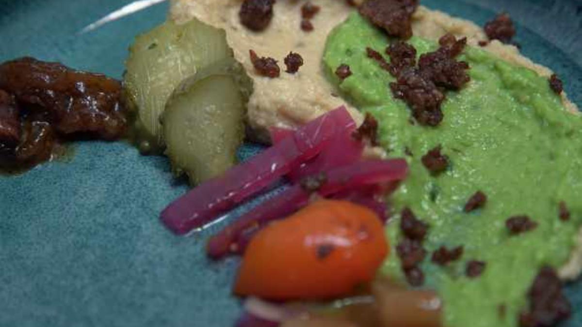 Das perfekte Dinner Rezepte - Erbsenpüree mit Pickles, Humus und Brot