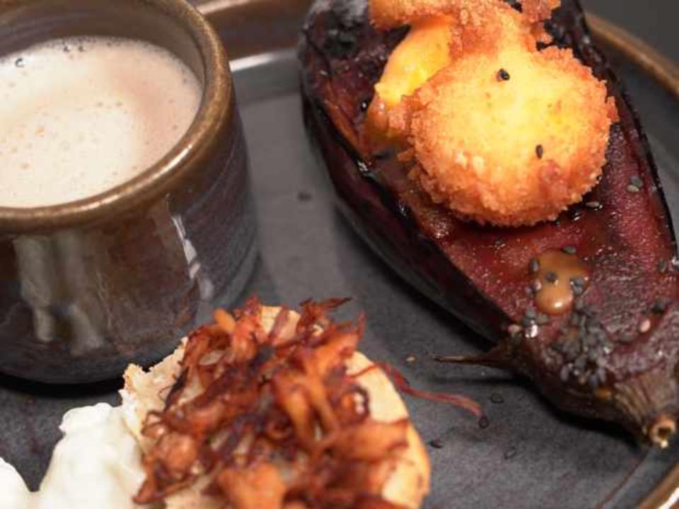 Birnenschaum-Cappuccino mit Baby-Miso-Aubergine und frittiertes Eigelb