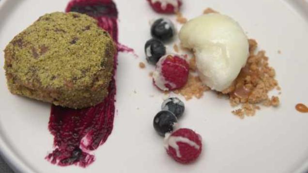 Das perfekte Dinner Rezepte - Mandeltorte mit Buttermilch-Zitronen-Eis ...