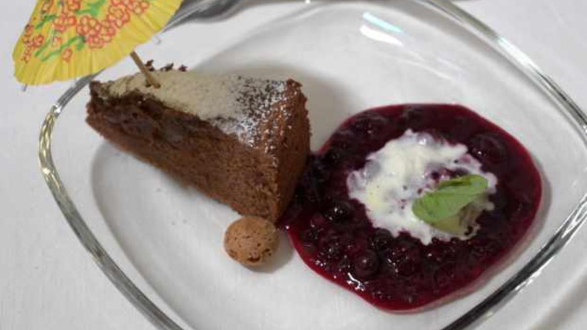 Das perfekte Dinner Rezepte - Schokoladen-Portwein-Kuchen mit Beeren-Sauce