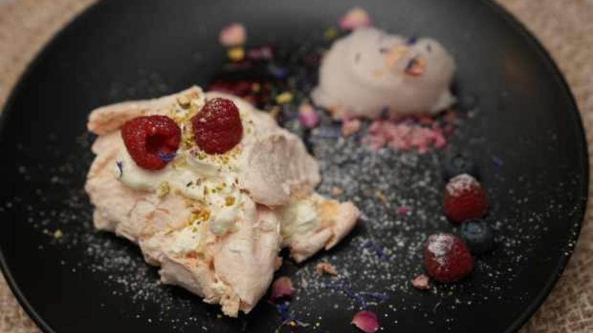 Das perfekte Dinner Rezepte - Baiser-Rolle mit Himbeeren und Rosensorbet Das perfekte Dinner Rezepte - Baiser-Rolle mit Himbeeren und Rosensorbet