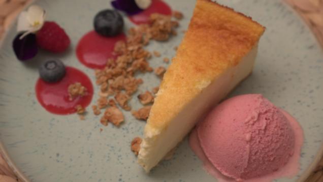 Das perfekte Dinner Rezepte - Käsekuchen mit Zwetschgeneis und Hafer ...