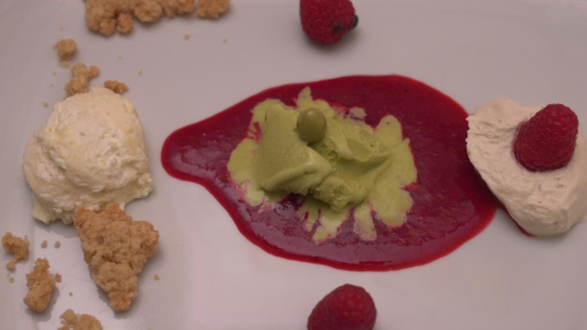 Das perfekte Dinner Rezepte - Weißes Schokoladenmousse mit Pistazieneis ...