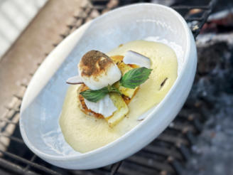 Kokospolentaschnitte mit gegrillter Ananas und Kokosraspeln (Jorge González)
