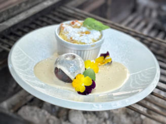 Topfenstrudel mit gegrillten Pflaumen (Ross Anthony)