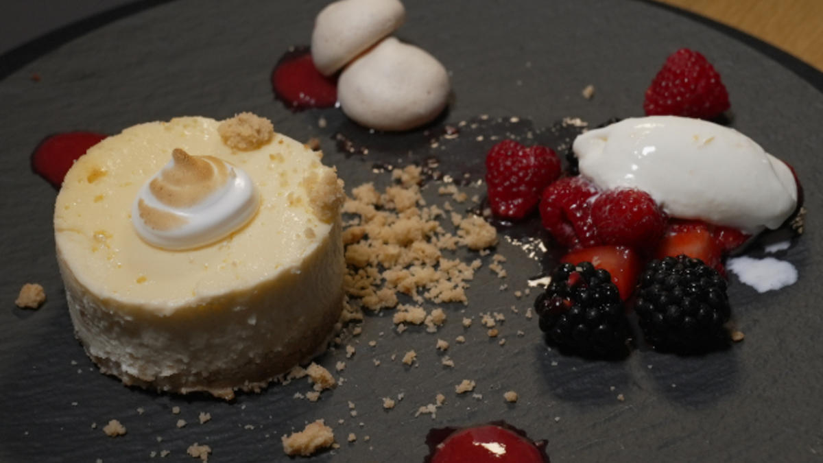 Das perfekte Dinner Rezepte - Käsekuchen mit Sauerrahmeis , Früchten ...