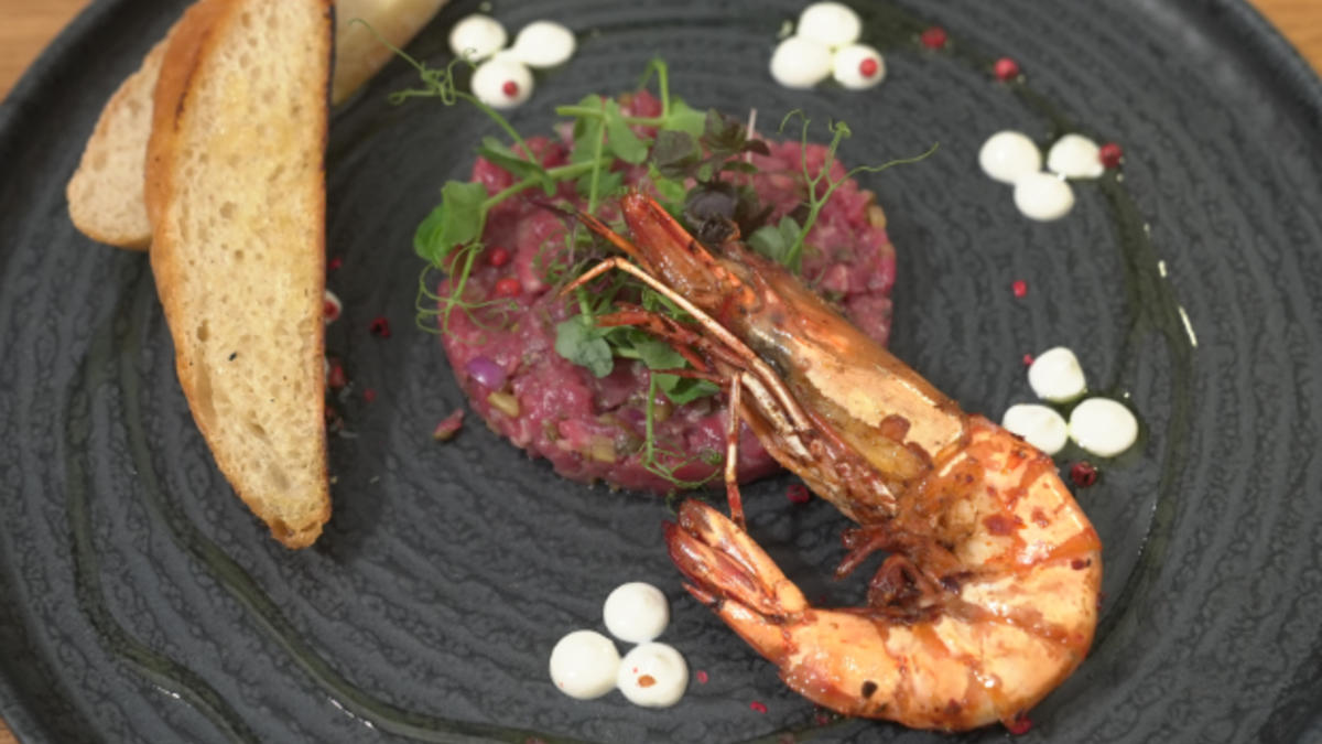 Das perfekte Dinner Rezepte - Rindertatar mit Garnele und Aioli
