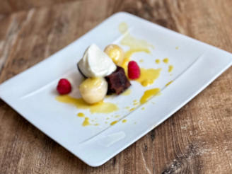 Kartoffelbrownie und mit Kartoffelmarzipan gefüllte Litschi (Evil Jared)