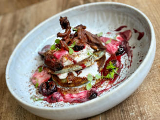 Kohle-Pancake mit Schwarzwälder Kirsch und Brezel-Crunch (Beet-Brüder)