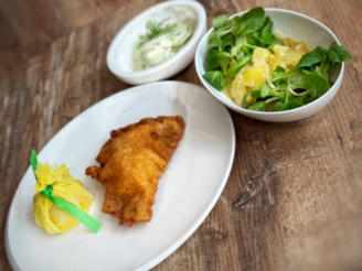Wiener Schnitzel mit Kartoffel- und Gurkensalat (Katja Burkard und Hans Mahr)