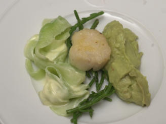 Maronccino mit Avocadocreme, Gurkensalat und Jakobsmuschel