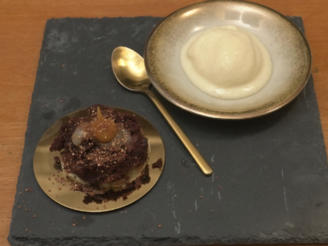 Schoko-Birne-Törtchen mit Birneneis und karamellisierten Haselnüssen