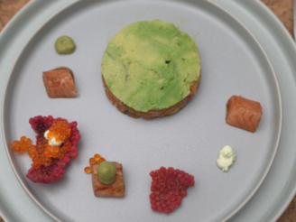 Lachsforellentatar mit Chili und Mango, dazu Tapiokachip mit Kaviar