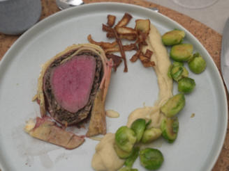 Beef Wellington mit Pastinakenpüree und karamellisierten Rosenkohl