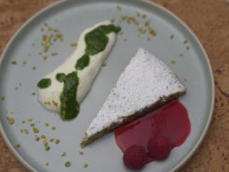 Pistazienkuchen mit Quarkschaum, süßem Pesto und Himbeersauce
