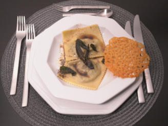 Ravioli mit Pilzfüllung, Salbeibutter und Parmesankeks