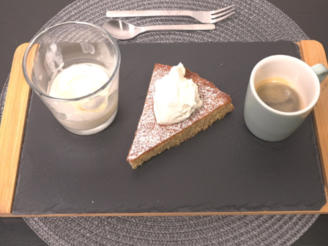 Mandelkuchen mit Vanilleeis und Sahne