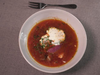 Borschtsch mit Pancetta und Brühe aus Rindfleisch und Schweinebauch