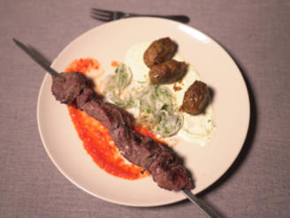 Russisches Rinderschaschlik mit Entrecôte, Zwiebeln und flambierten Kartoffeln