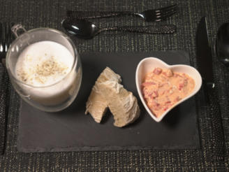 Sellerie Cappuccino mit Baguette und Paprika-Walnuss-Dip