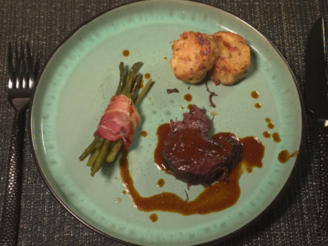 Geschmorte Rinderbäckchen mit Knödel und Bohnen im Speckmantel
