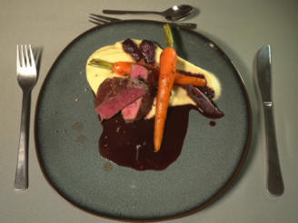 Rind mit Selleriepüree, Rotwein-Schalotten und karamellisierten Karotten